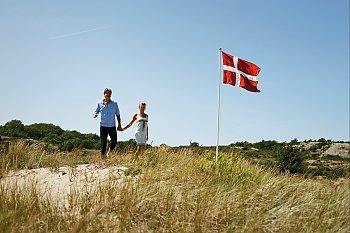 Paar in den Dünen von Bornholm © VisitDenmark/Niclas Jessen