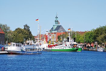 Emder Delft mit Ausflugs- und Zollbooten © Otmar Smit-fotolia.com