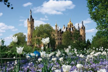 Blick auf das Schweriner Schloss im Frühling © Stadtmarketing Schwerin GmbH/www.schwerin.info