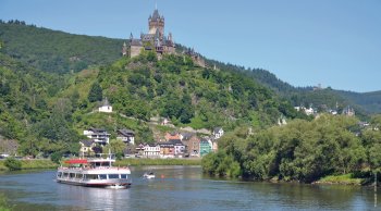 Schifffahrt auf der Mosel bei Cochem © travelpeter-shutterstock.com/2013