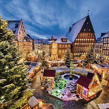 Weihnachtsmarkt auf dem historischen Marktplatz von Hildesheim © Mapics-shutterstock.com/2013