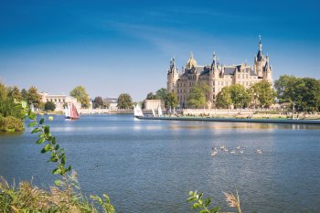 Schweriner Schloss und Pfaffenteich © hardyuno-fotolia.com