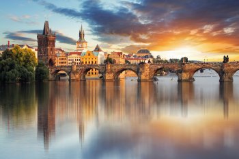 Karlsbrücke in Prag im Abendlicht  © TTstudio-fotolia.com