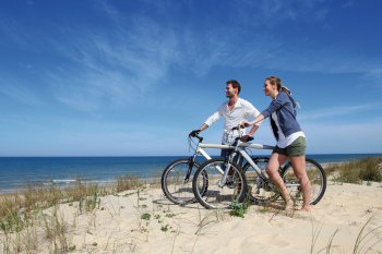 Radlerpause am Meer © goodluz-fotolia.com