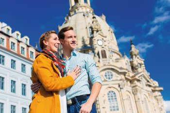 Vor der Frauenkirche in Dresden © Kzenon-fotolia.com