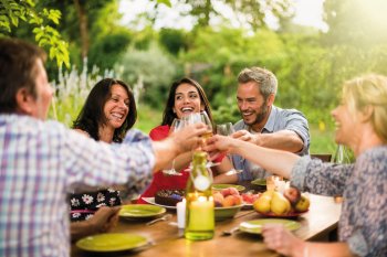 Essen im Grünen © jackfrog-fotolia.com