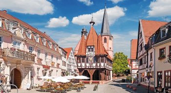 Michelstadt mit historischem Rathaus und Marktplatz 

 © mojolo-fotolia.com