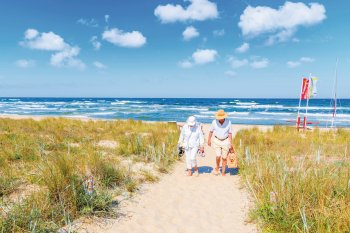 Spaziergang am Strand von Baabe © pkazmierczak-fotolia.com