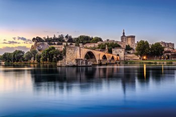 Blick auf die Brücke Pont St. Benezet und Papstpalast © fenlio - stock.adobe.com