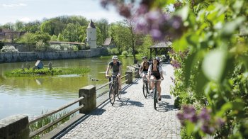 Radler am Rothenburger Weiher in Dinkelsbühl © Touristik Service Dinkelsbühl/Andreas Hub