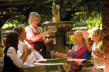 Weingenuss in der Drosselgasse © Rüdesheim Tourist AG - Karl Hoffmann