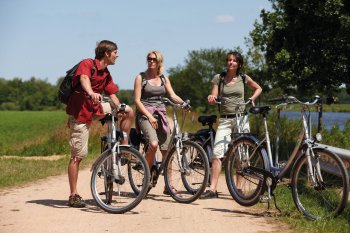 Radfahrer pausieren am Emsufer © Emsland Tourismus GmbH