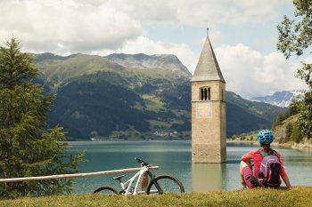Versunkener Kirchturm im Reschensee © IDM Südtirol/Matt Cherubino