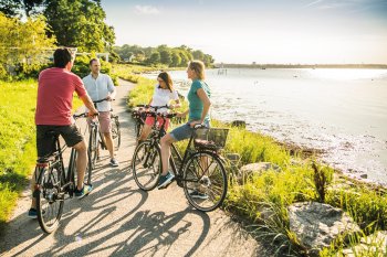 Radfahren an der Kieler Förde © www.ostsee-schleswig-holstein.de/Oliver Franke