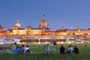 Relaxen am Elbufer mit Blick auf die Frauenkirche © DZT/FRANCESCO CAROVILLANO