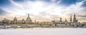 Panorama mit Frauenkirche in Dresden im Winter © philippcherubim - stock.adobe.co