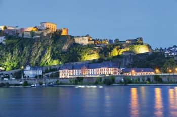 Festung Ehrenbreitstein bei Nacht © bbsferrari - stock.adobe.com