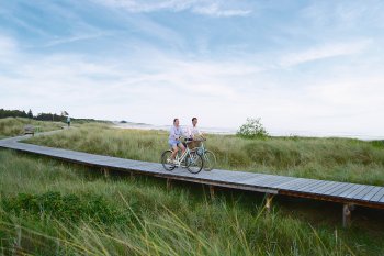 Radeln auf dem Bohlenweg bei Nieblum © Föhr Tourismus GmbH / Juliane Brüggemann