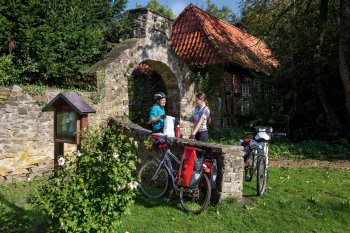 Radler vor dem Kloster Lage © TSG Osnabrücker Land mbH/Klaus Herzmann