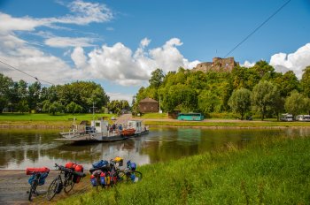 Fahrräder vor einer Fluss-Fähre an der Weser © TMN/Sabine Braun