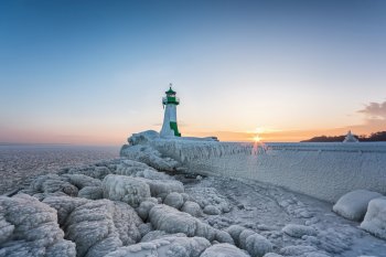 Winter auf der Insel Rügen - Leuchtturm Hafen Sassnitz © Mirko Boy - stock.adobe.com