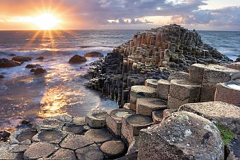 Sonnenuntergang am Giants Causeway © aitormmfoto-fotolia.com