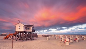 Pfahlbauten im Sonnenuntergang © Jenny Sturm-fotolia.com