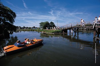 Tretboot an der Promenade am Steinhuder Meer © TourismusMarketing Niedersachsen GmbH