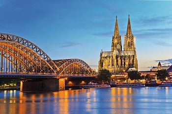 Dom am Abend © Noppasinw-fotolia.com