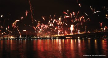 Silvesterfeuerwerk am Rhein in Bonn © Presseamt der Stadt Bonn/M. Sondermann
