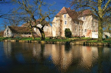  &copy; RicoK-shutterstock.com/2013