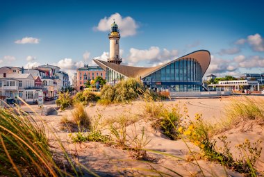Teepot und Leuchtturm in Warnemünde &copy; Andrew Mayovskyy - stock.adobe.com
