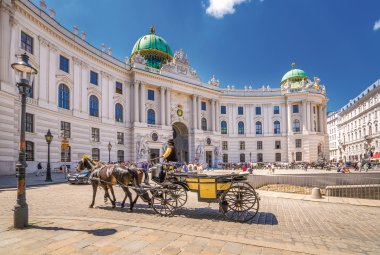Fiaker vor der Alten Hofburg © Sina Ettmer - stock.adobe.com