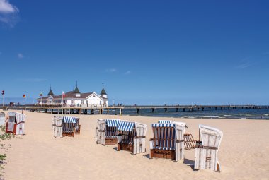 Strand und Seebrücke © Sina Ettmer  - stock.adobe.com
