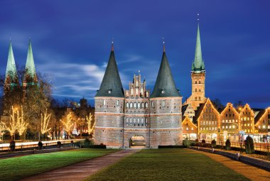 Lübecker Holstentor bei Nacht © Mapics - stock.adobe.com