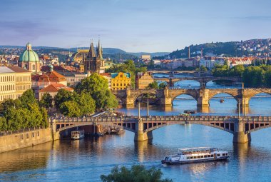 Prag mit Blick auf die Karlsbrücke © Noppasinw - stock.adobe.com