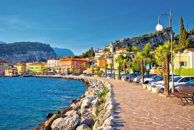 Farbenfrohes Torbole am Gardasee © xbrchx - stock.adobe.com