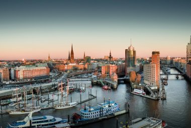 Elbphilharmonie und Hafencity bei Sonnenuntergang © Jonas Weinitschke-stock.adobe.com