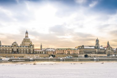Panorama mit Frauenkirche in Dresden im Winter © philippcherubim - stock.adobe.co