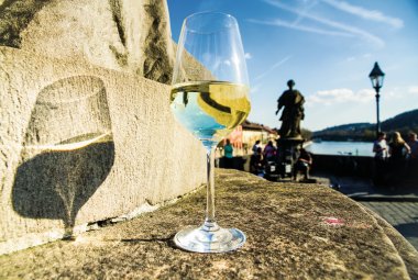 Auf der Alten Mainbrücke in Würzburg © Richard - stock.adobe.com