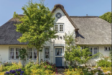 Friesenhaus auf der Nordseeinsel Föhr © helmutvogler - stock.adobe.com