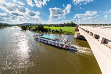 Schifffahrt auf der Weser am Wasserstraßenkreuz Minden © Christian Schwier - stock.adobe.com