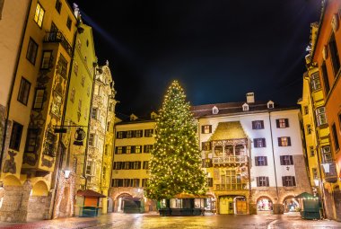 Goldenes Dachl zur Weihnachtszeit © Leonid Andronov - stock.adobe.com