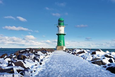 Leuchtturm Warnemünde im Winter © Ostseeflair - stock.adobe.com
