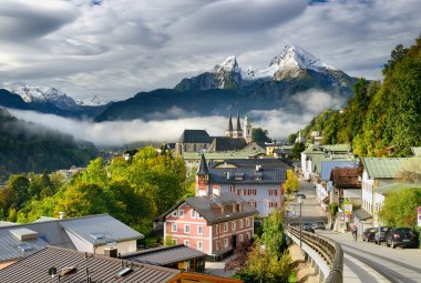 Berchtesgaden: Berg Watzmann ragt über die Stadt © DZT/Francesco Carovillano
