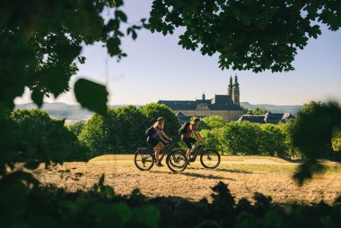 Radeln vor Kloster Banz © TI Bad Staffelstein / Ronny Kiaulehn
