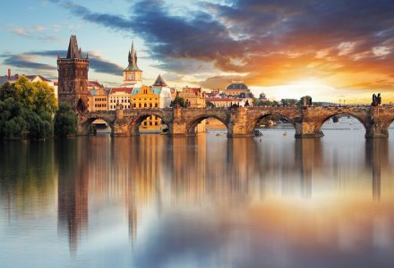 Karlsbrücke in Prag im Abendlicht 